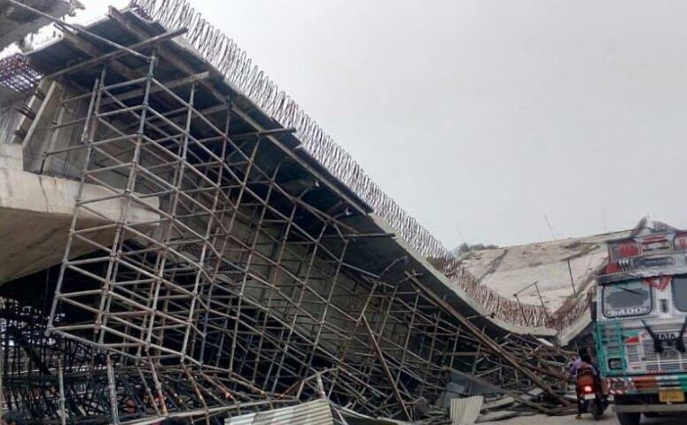 यूपी में बड़ा हादसा, नेशनल हाइवे 28 पर निर्माणाधीन फ्लाईओवर गिरा, मजदूर नीचे दबे