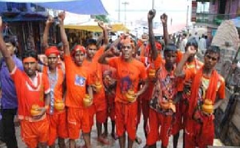 सावन के पहले दिन केसरिया हुई काशी, बाबा के दरबार में महिलाओं के साथ दुर्व्यवहार