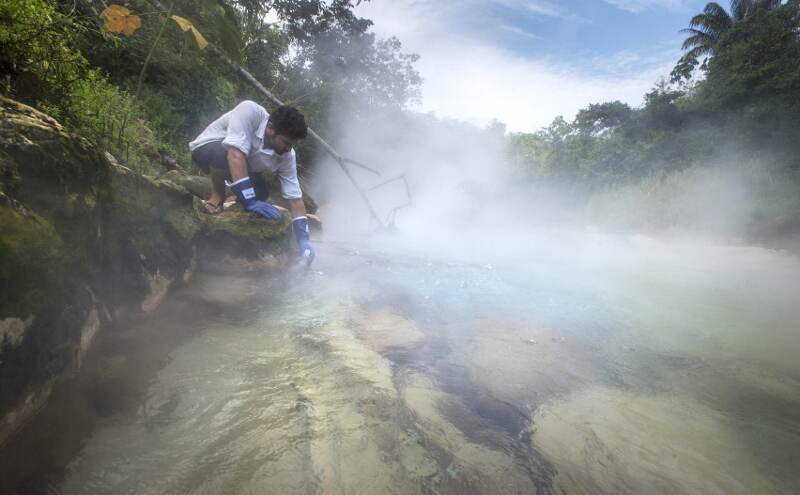हमेशा ही उबलता रहता है इस नदी का पानी