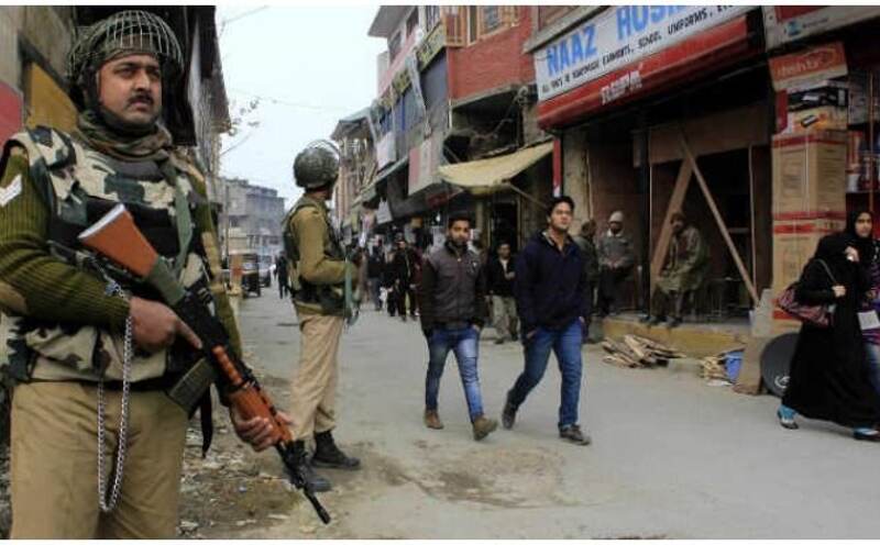 कश्मीर: सुरक्षा बलों और छात्रों के बीच झड़प, दो दर्जन से ज्यादा घायल