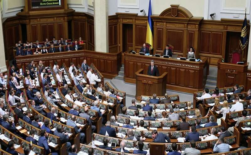 रूस के साथ बढ़ते तनाव के बीच यूक्रेन ने सीमा क्षेत्र में लागू किया