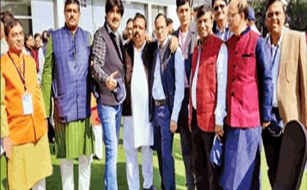 जहां से शिक्षा पाकर विदेश जाने के काबिल बने, उसे संवारने में लगे हैं छात्र