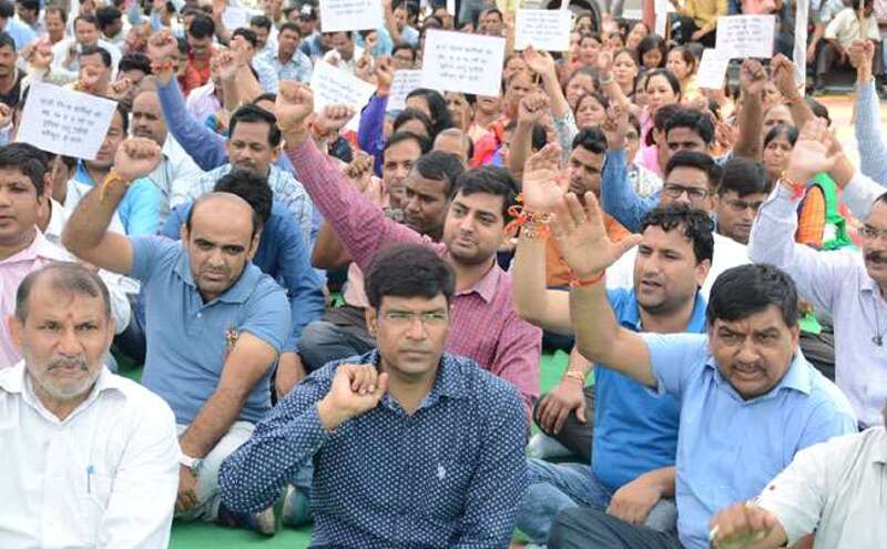 उत्‍तराखंड में कर्मचारी अनिश्चितकालीन हड़ताल पर, शासन सख्त...