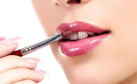 होंठों को सुंदर बनाएंगे ये टिप्स, नहीं आएगी सूजन