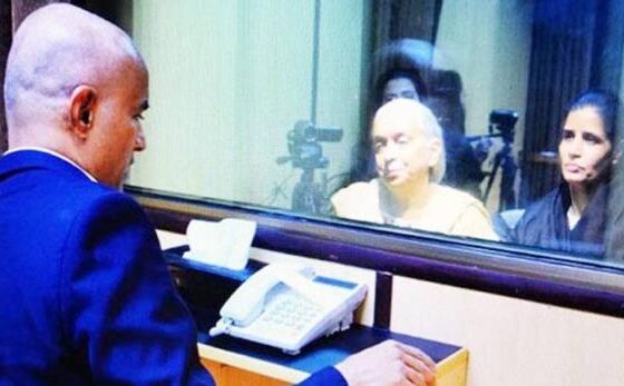 मां को बिना मंगलसूत्र देखकर कुलभूषण जाधव को हुआ था शक, पूछा- बाबा ठीक हैं?