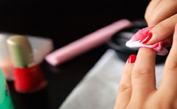 बिना नेल रिमूवर के भी हटा सकते हैं आप नेल पेंट