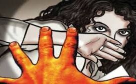 अँधेरे का फायदा उठाकर फाड़े माँ-बेटी के कपड़ें और फिर... अँधेरे का फायदा उठाकर फाड़े माँ-बेटी के कपड़ें और फिर...