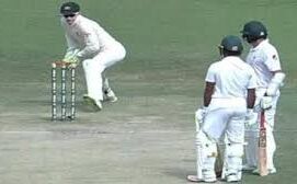 एक बार फिर अनोखे अंदाज में रनआउट हुए पाक बल्लेबाज,