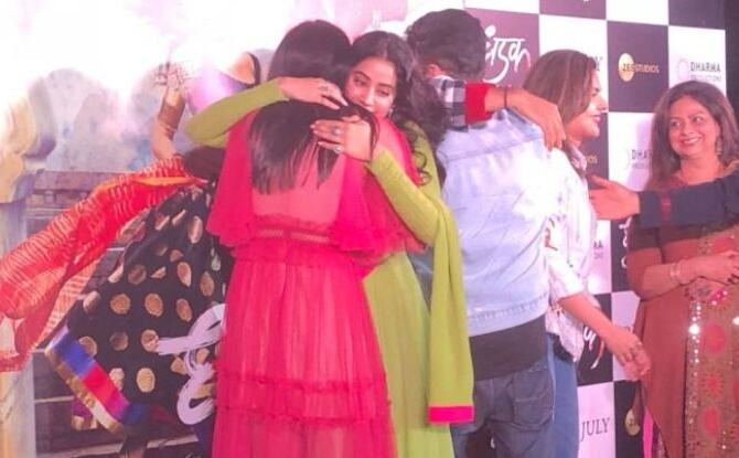 धड़क के ट्रेलर लॉन्च पर मां श्रीदेवी को याद कर रो पड़ीं खुशी, जाह्नवी ने संभाला: विडियो