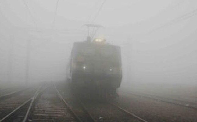 जारी है सर्दी का सितम, कोहरे की वजह से 18 फ्लाइट डिले, 21ट्रेनें रद्द