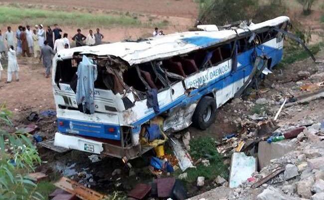 पश्चिमोत्तर पाकिस्तान में बस और टैंकर में भीषण टक्कर, 20 की मौत