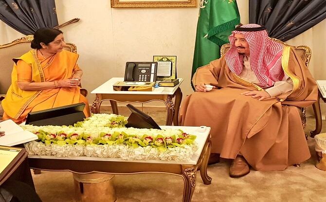 सऊदी किंग शाह सलमान से मिलीं विदेश मंत्री सुषमा स्वराज, जनाद्रियाह महोत्सव का किया उद्घाटन