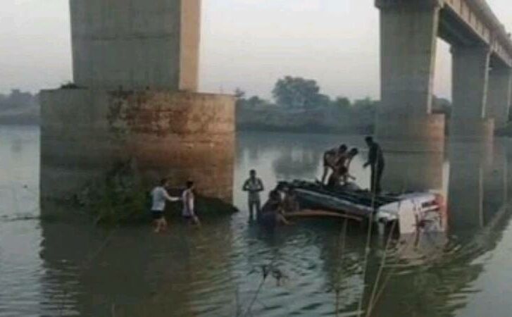 राजस्थान: सवाई माधोपुर में पुल से नदी में गिरी बस, अब तक 27 की मौत