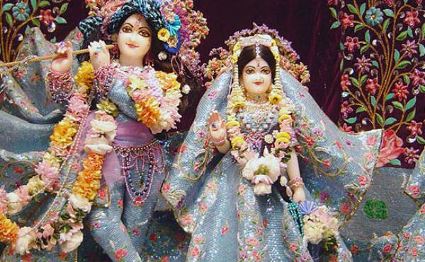 इस जन्माष्टमी मंदिर न जा पाएं तो घर पर ऐसे करें श्रीकृष्ण की पूजा इस जन्माष्टमी मंदिर न जा पाएं तो घर पर ऐसे करें श्रीकृष्ण की पूजा