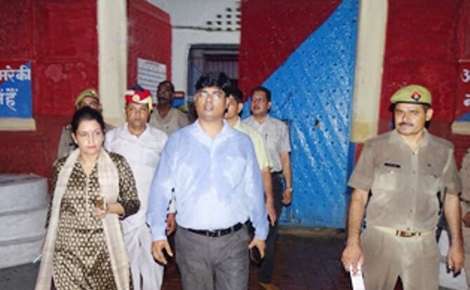 जेल में चाकू और मोबाइल मिले, डीएम ने लिया सुनील राठी और सुभाष ठाकुर की बैरकों का जायजा