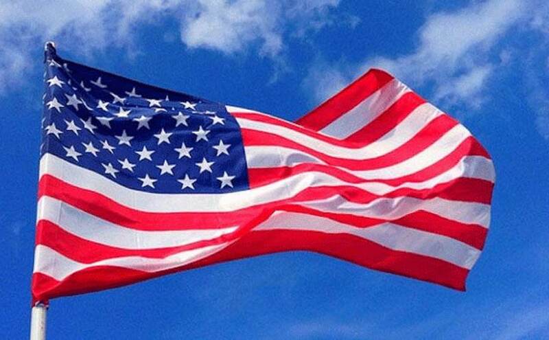 अमेरिकी सीमा की ओर पैदल बढ़ रहा है शरणार्थियों का समूह