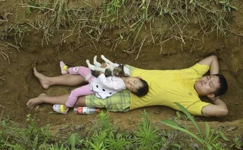 रोज अपनी बेटी के साथ कब्र में सोता है ये बाप, कारण जानकर चौंक जाएंगे आप रोज अपनी बेटी के साथ कब्र में सोता है ये बाप, कारण जानकर चौंक जाएंगे आप