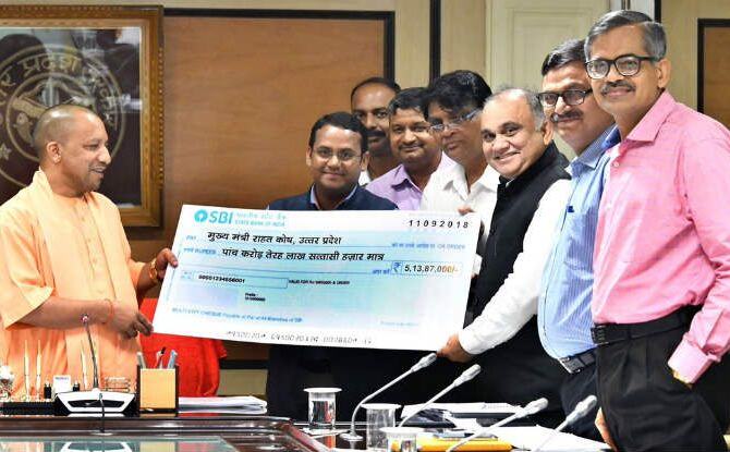 सीएम योगी को दिया केरल में बाढ़ प्रभावितों के सहायतार्थ 5 करोड़ से ज्यादा का चेक सीएम योगी को दिया केरल में बाढ़ प्रभावितों के सहायतार्थ 5 करोड़ से ज्यादा का चेक