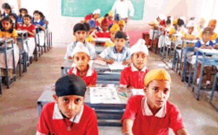 हथियार बनाने वालों के बच्चों ने थामी कलम