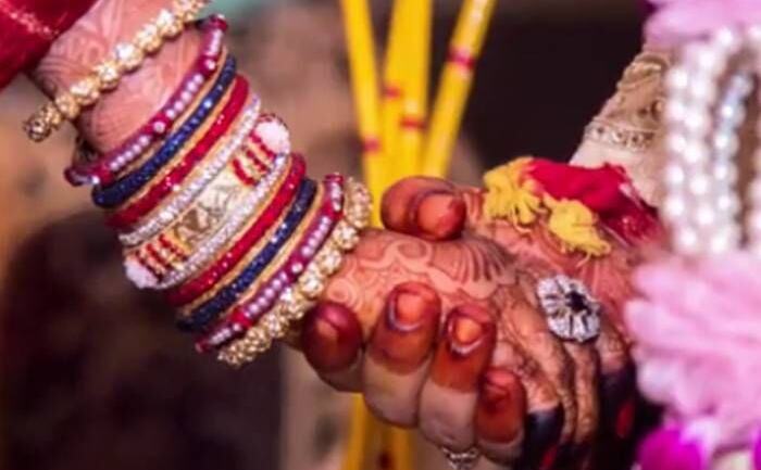 क्यों माता-पिता को पसंद आते हैं NRI दूल्हे? होगी रिसर्च