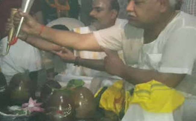 UP: अटल बिहारी वाजपेयी के लिए हवन-पूजन के साथ रुद्राभिषेक तथा दुआ का जोर