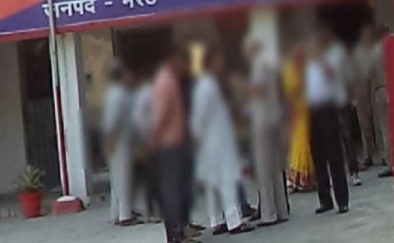 युवती का थाने में हंगामा, बोली- मैंने शादी कर ली है, धर्म परिवर्तन भी करूंगी