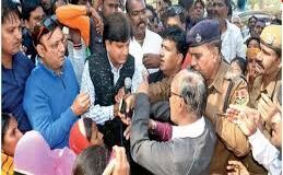 चुनाव बना जंग का मैदान, भाजपाई और कांग्रेसी आमने-सामने, जमकर हुई धक्कामुक्की-फटे कपड़े