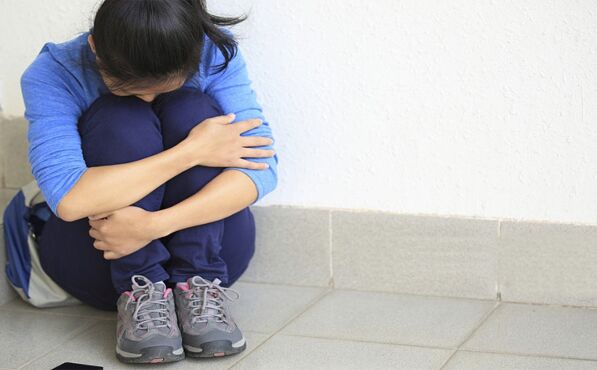 OMG: होमवर्क ना करने की मिली इतनी बड़ी सजा, टीचर ने 14 लड़कियों से करवाया…