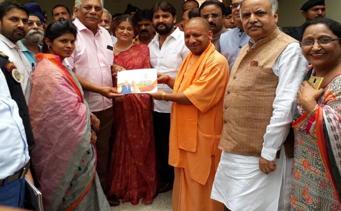 लखनऊ: संपर्क फॉर समर्थन अभियान के तहत CM योगी मिले इन छह विभूतियों से