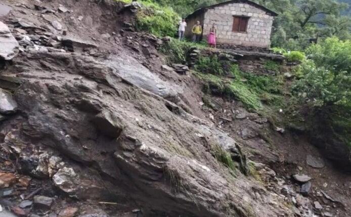 उत्तराखंड: आकाशीय बिजली गिरने से एक की मौत, खतरे के निशान पर पहुंची गंगा, कई घर क्षतिग्रस्त उत्तराखंड: आकाशीय बिजली गिरने से एक की मौत, खतरे के निशान पर पहुंची गंगा, कई घर क्षतिग्रस्त