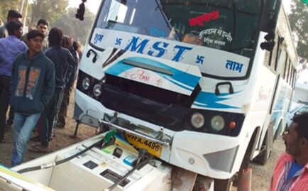 यहां अचानक स्टार्ट हुई बस, सीधे पेट्रोल पंप में घुसी, देखें हादसे की तस्वीरें