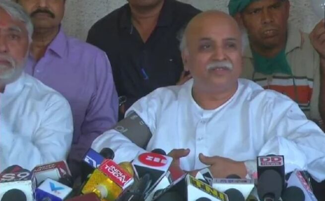 प्रेस कॉन्फ्रेंस के दौरान रो पड़े तोगड़िया, बोले- मेरा एनकाउंटर कराने की थी साजिश