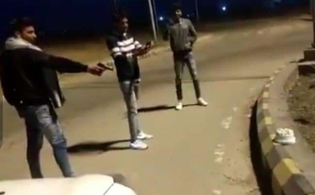 खौफनाक बर्थ-डे सेलिब्रेशन, पिस्टल की गोली से बुझाई केक की मोमबत्ती