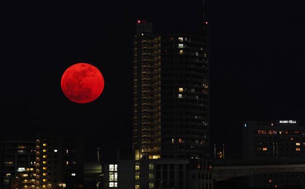 बुधवार की रात होगी बहुत अनोखी रात, अपना रूप बदलकर इस तरह दिखाई देगा चाँद
