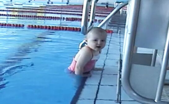 कमाल की स्विमिंग करती है 1 साल की बच्ची,के देख आप भी कहेंगे जलपरी
