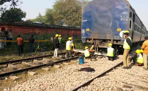 दुर्घटना से बची गोरखपुर एक्सप्रेस, धड़धड़ाती गुजरी टूटी पटरी से
