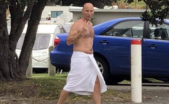 वायरल हो रही PHOTO, शर्टलेस हुआ ये शख्स राष्ट्रपति है या क्रिकेटर?