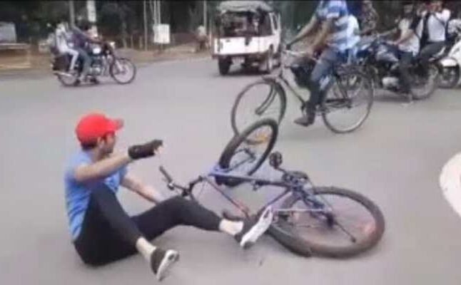 पटना की सड़क पर साइकिल से निकले तेज प्रताप, फिर यूं गिर पड़े लालू के लाल