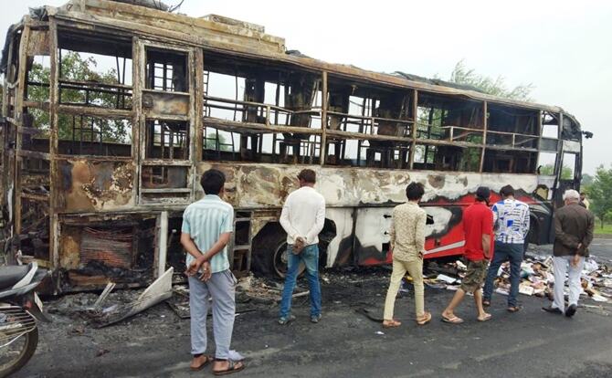 सीहोर : चार्टर्ड बस में लगी आग, पूरी बस जलकर हुई खाक, कोई जनहानि नहीं