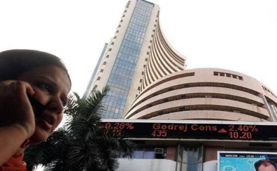 सेंसेक्स 220 अंक गिरकर हुआ बंद, टाटा मोटर्स के शेयर्स में हुई बिकवाली