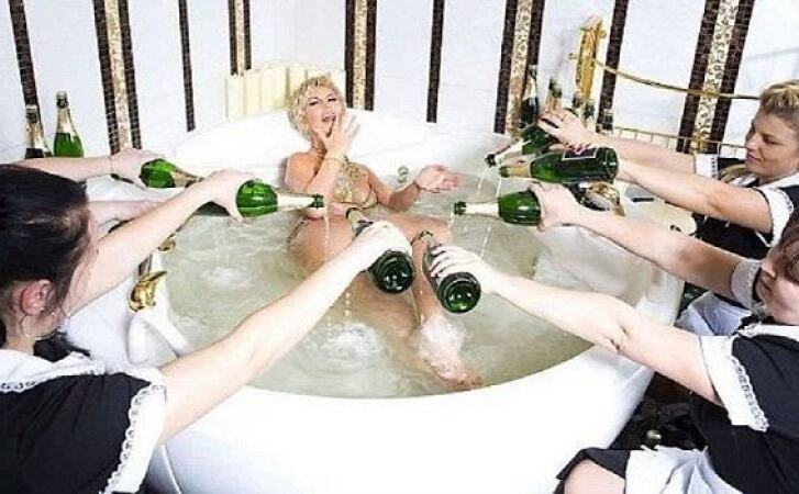 हर रोज नहाने के लिए 1 करोड़ रूपए खर्चा करती है ये महिला