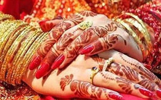 स्टेशन पर नई नवेली दुल्हन ने लगाई बचाओ-बचाओ की आवाज, सच जानकर लोगों ने पीटा अपना माथा