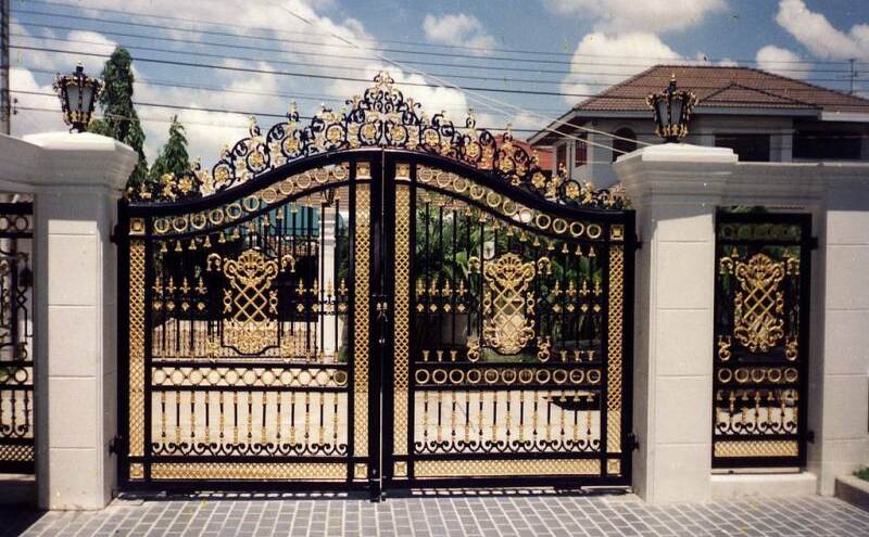 क्या आपके घर के मेन गेट पर भी है काला रंग?