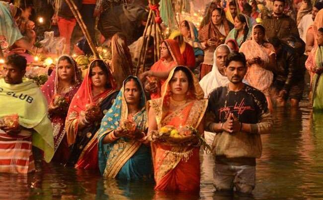 छठव्रतियों ने उदीयमान सूर्य को दिया अर्घ्‍य, सुख-समृद्धि की कामना की