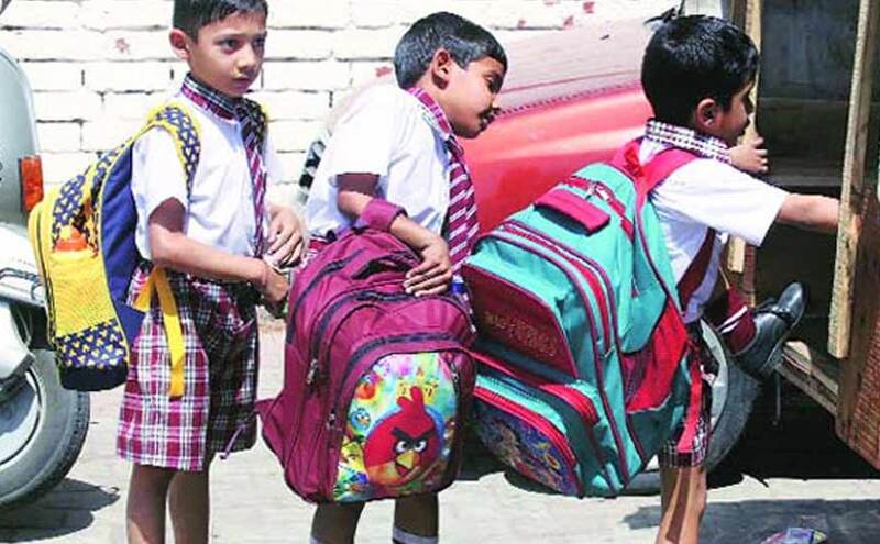 जिला शिक्षाधिकारी ने 35 स्‍कूलों में मापा बच्‍चों के बैग का वजन, भारी मिले बस्‍ते