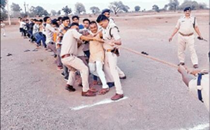 किसान आंदोलन : पुलिस और किसानों के बीच हुआ रस्साकशी खेल का आयोजन