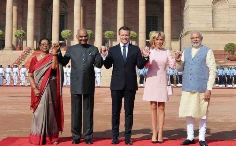 फ्रांस के राष्ट्रपति इमैनुएल मैक्रों को राष्ट्रपति भवन में दिया गया गार्ड ऑफ ऑनर