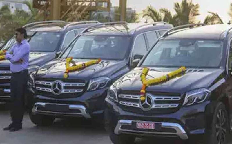 फिर चर्चा में आए सावजी ढोलकिया, कर्मचारियों को गिफ्ट में दी कार और FD फिर चर्चा में आए सावजी ढोलकिया, कर्मचारियों को गिफ्ट में दी कार और FD