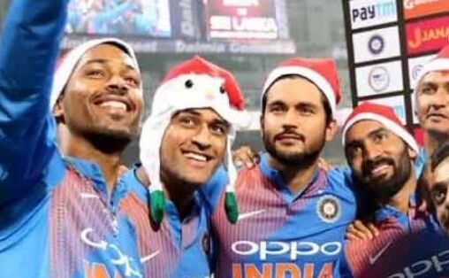 INDvSL: टीम इंडिया ने जीत के बाद की क्रिसमस पार्टी, सैंटा क्लॉज बने एमएस धोनी