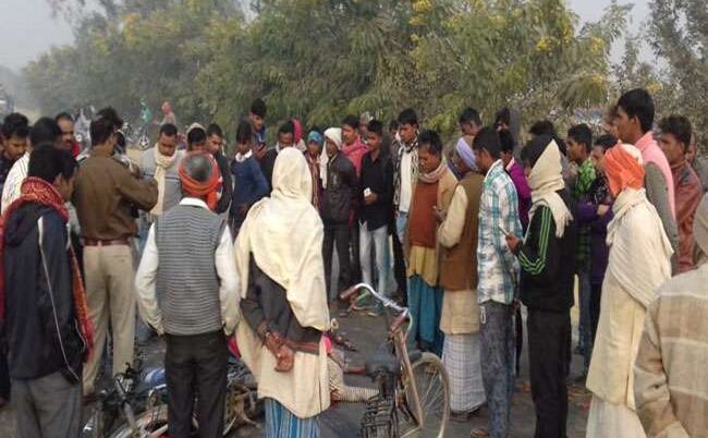 ट्रक ने बाइक सवार चार लोगों को रौंदा